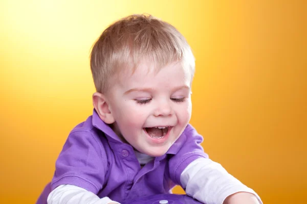 Brincalhão sorrindo menino — Fotografia de Stock