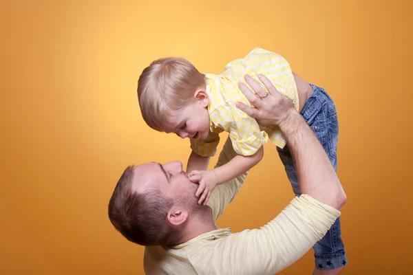 Glücklicher Vater spielt mit Sohn — Stockfoto