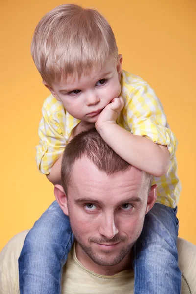 Ung far med liten sønn på skuldrene – stockfoto
