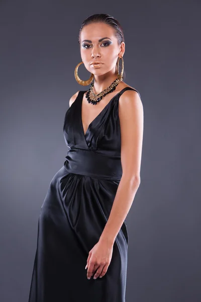 Smuk brunette kvinde i Cleopatra stil - Stock-foto