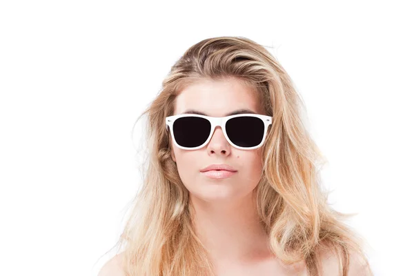 Schöne blonde Frau mit Sonnenbrille — Stockfoto