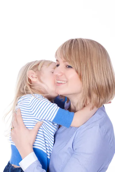 Ребенок обнимает и целует счастливую маму — стоковое фото