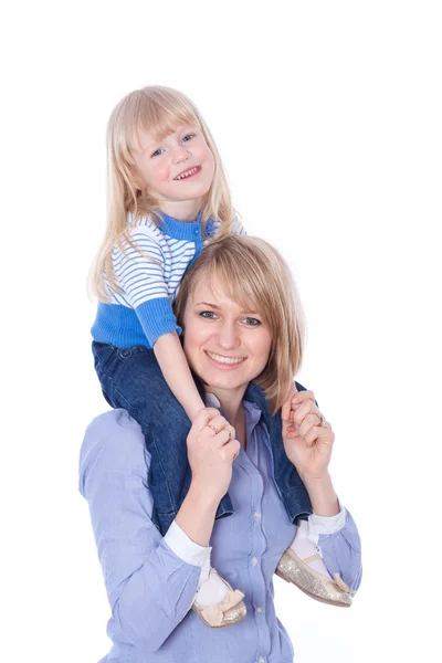Šťastný usměvavá maminka s dítětem hrát na ramena — Stock fotografie