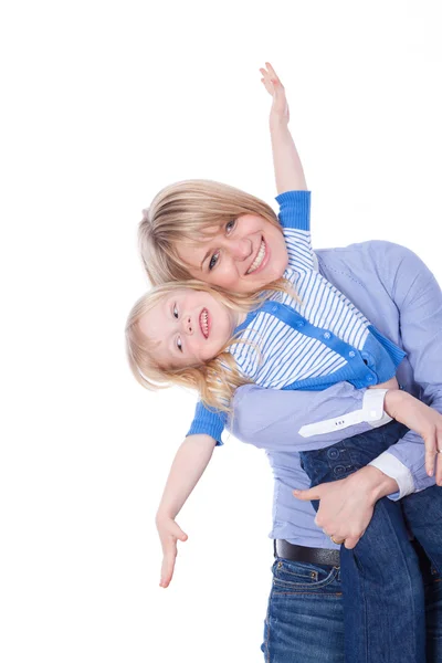 Счастливые улыбающиеся мама и ребенок летать — стоковое фото