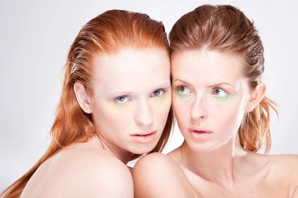 Dos mujeres guapas de pelo rojo posando sensualmente —  Fotos de Stock