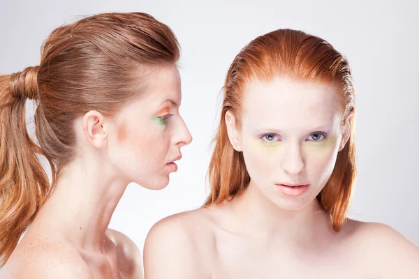 赤髪の女性が直面する 2 つの美しい — ストック写真