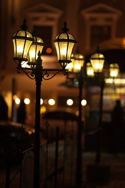Lanterna na cidade da noite — Fotografia de Stock