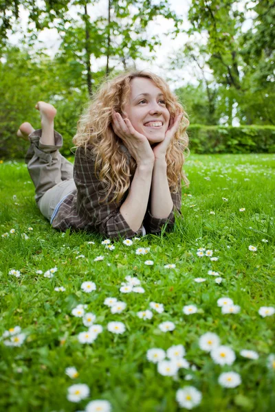 在草坪上美丽快乐的女人 — Φωτογραφία Αρχείου