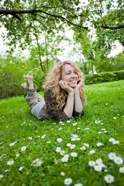 Glad kvinna på blomma fältet — Stockfoto