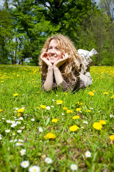 Femme heureuse sur le champ de fleurs — Photo
