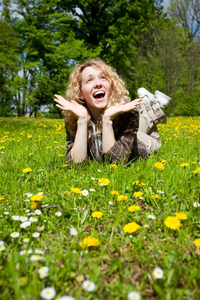 Feliz mulher surpresa no campo de flores — Fotografia de Stock