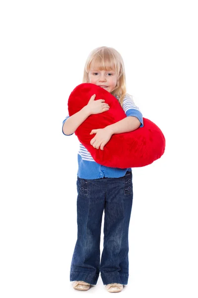Liten flicka med rött hjärta på händerna — Stockfoto