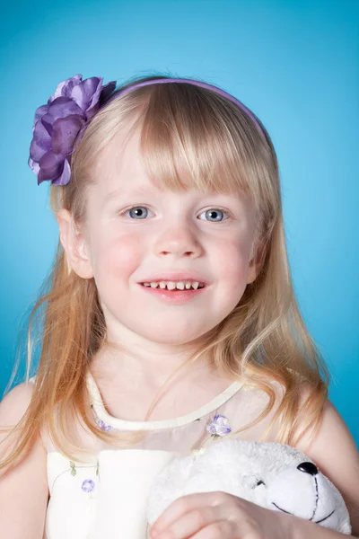 Glücklich lächelndes kleines Mädchen — Stockfoto