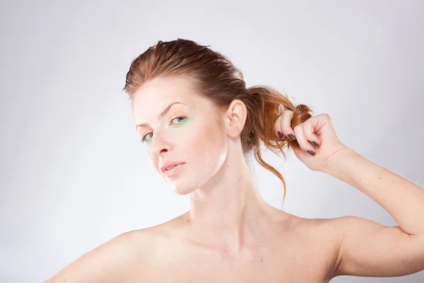 Saç elle tutan güzel kızıl saçlı kadın — Stok fotoğraf