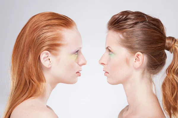 2 つの赤髪の女性のプロファイル — ストック写真
