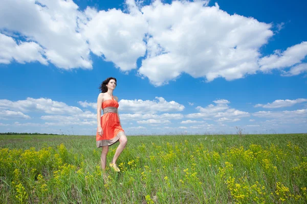 Piękna młoda kobieta spaceru na pole — Zdjęcie stockowe