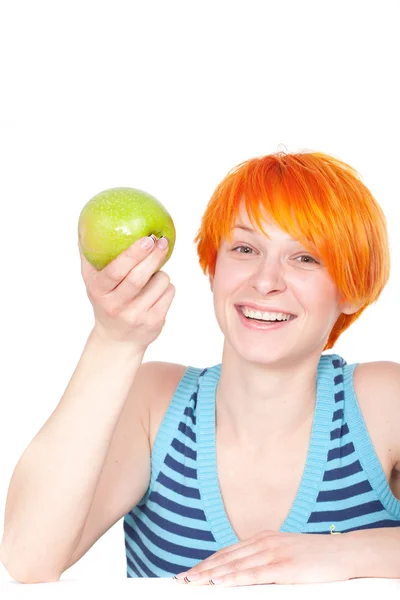 Lächelnde Frau mit rotem Haar zeigt Apfel — Stockfoto