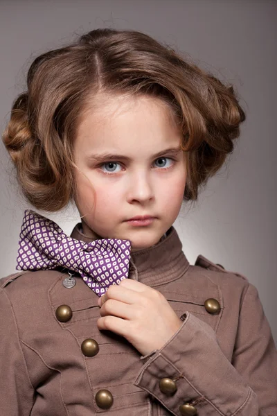 Petite fille élégante et sérieuse — Photo
