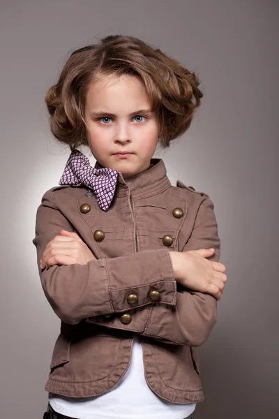 Красивая стильная маленькая девочка — стоковое фото