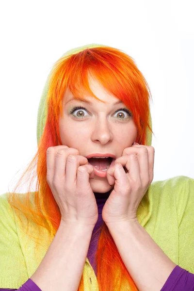 Σοκαρισμένος κόκκινα μαλλιά γυναίκα με ανοιχτό το στόμα — Φωτογραφία Αρχείου