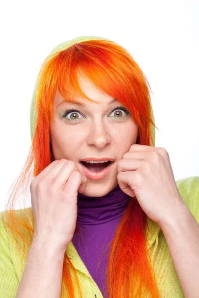 Překvapený zrzavé vlasy žena s otevřenými ústy — Stock fotografie