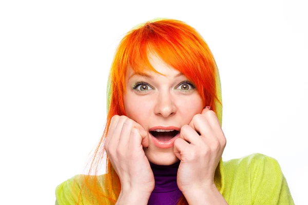 Förvånad röda hår kvinna med öppen mun — Stockfoto