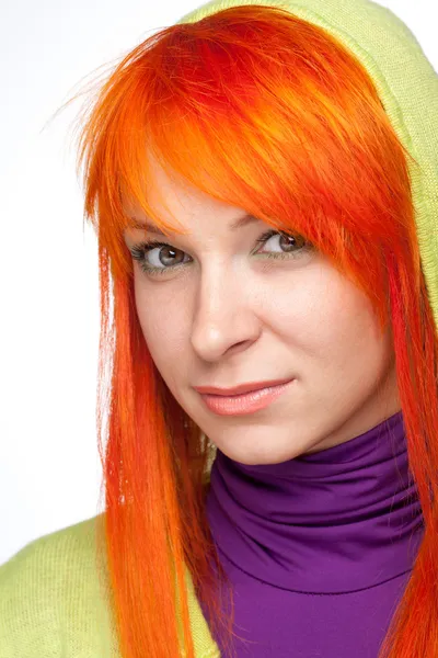 Любопытная улыбающаяся женщина с рыжими волосами — стоковое фото