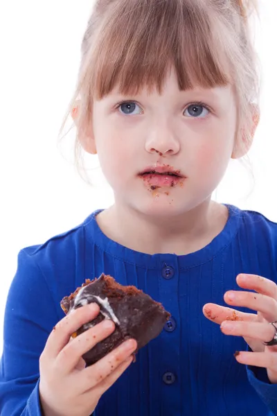 Αστείο μικρό κορίτσι, τρώγοντας κέικ σοκολάτας — Φωτογραφία Αρχείου