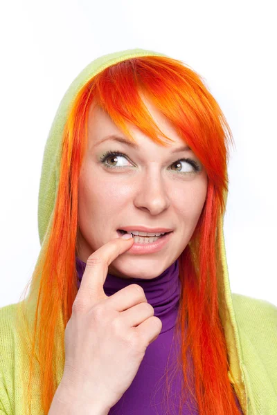 Vörös hajú kíváncsi nő, ujját szája — Stock Fotó