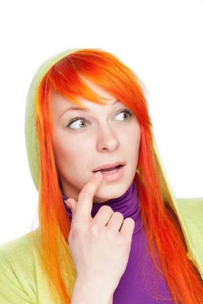 Punaiset hiukset yllättynyt nainen sormella suussa — kuvapankkivalokuva