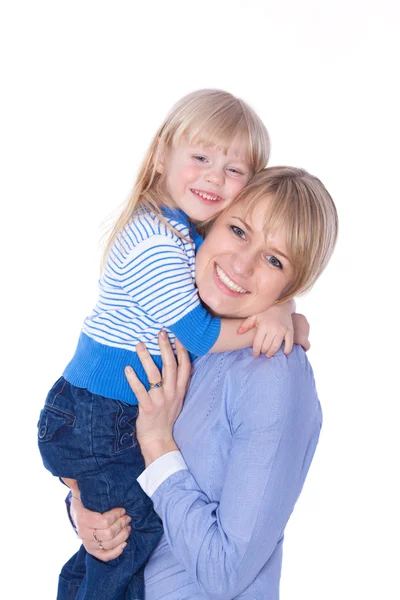 Счастливые улыбающиеся мама и ребенок обнимаются — стоковое фото