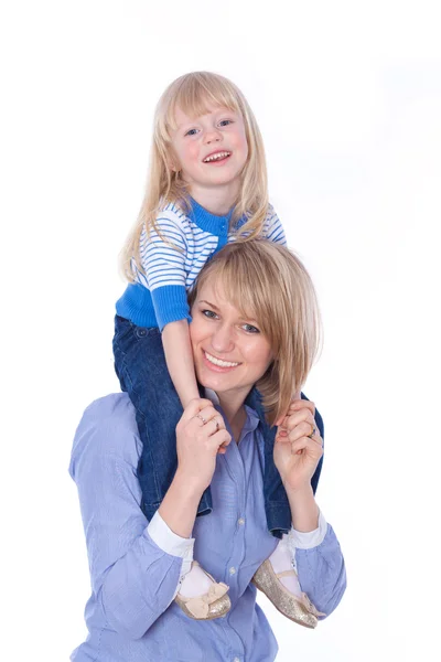 Szczęśliwy uśmiechający się mama z dzieckiem grać na ramiona — Zdjęcie stockowe