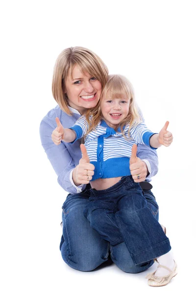 Счастливый ребенок с мамой показывают хороший знак — стоковое фото