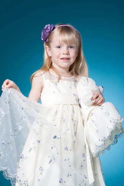Schattig mooie blonde meisje met speelgoed — Stockfoto