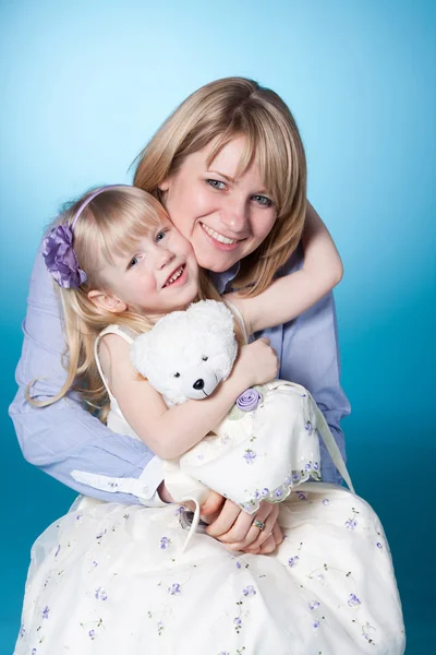 Happy smiling mom and child embrace — Stock Photo, Image
