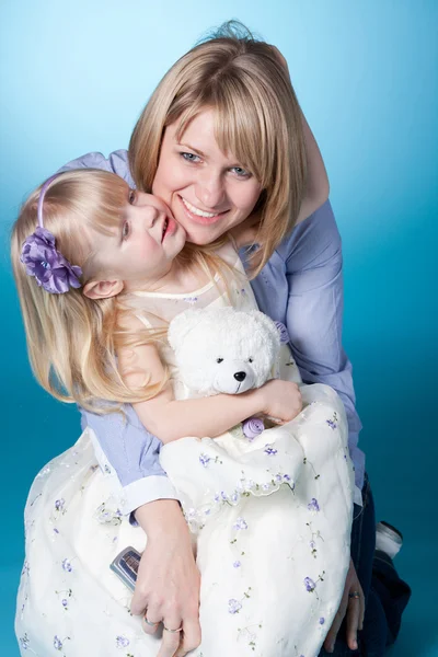 Happy smiling mom and child embrace — Stock Photo, Image