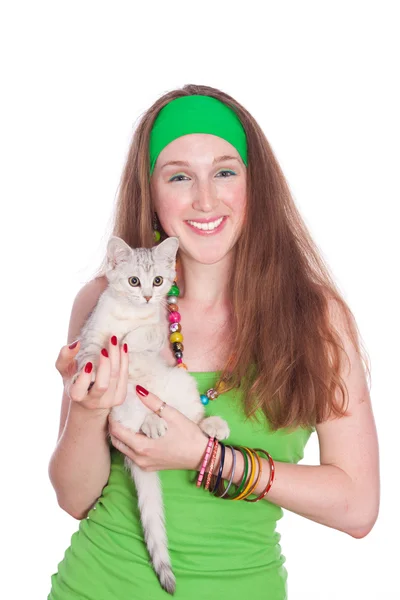 Χαμογελώντας νεαρή γυναίκα με το γατάκι — Φωτογραφία Αρχείου