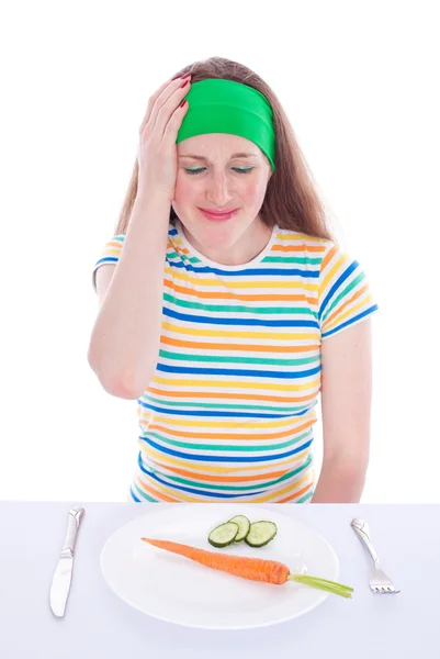 Молода жінка відмовляється їсти моркву і салат — стокове фото