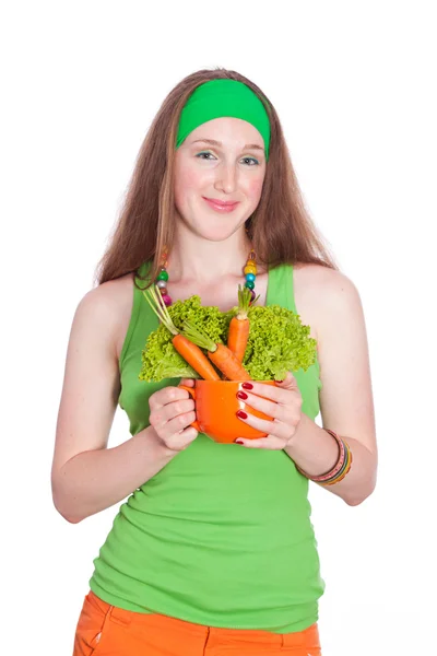 Lächelnde Frau schlägt Salat und Karotten vor — Stockfoto