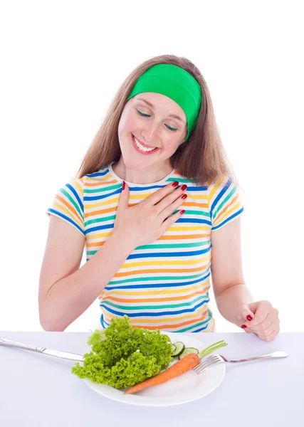 Donna sorridente mangiare carota e lattuga — Foto Stock