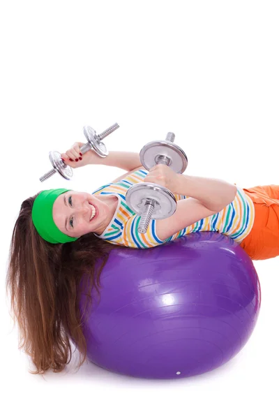 Fitness sorrindo mulher treinamento com halteres na bola — Fotografia de Stock