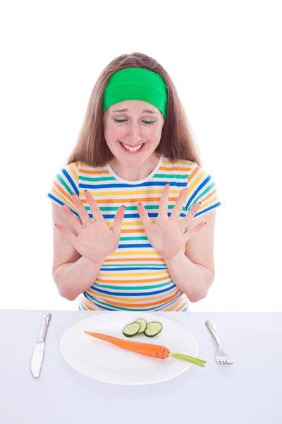 Ung kvinna vägrar att äta sallad och morot — Stockfoto