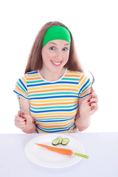 Mulher sorridente comer cenoura e pepino — Fotografia de Stock