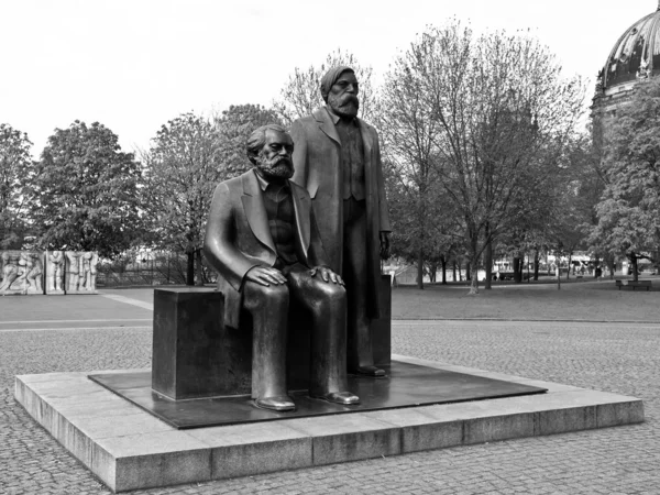 Pomnik Karola Marksa i Engelsa forum — Zdjęcie stockowe