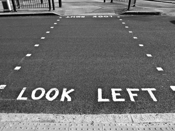 Regarde à gauche. — Photo