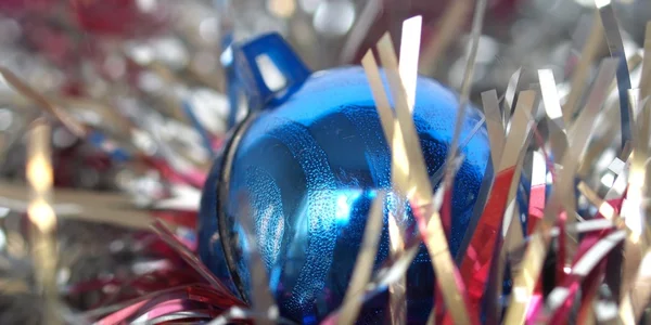 Bola de Navidad y oropel — Foto de Stock