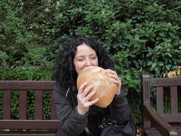 吃面包的女孩 — 图库照片