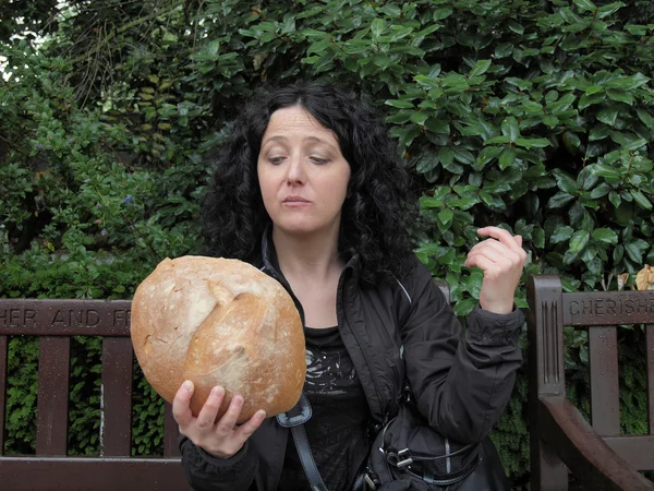 Ragazza mangiare pane — Foto Stock