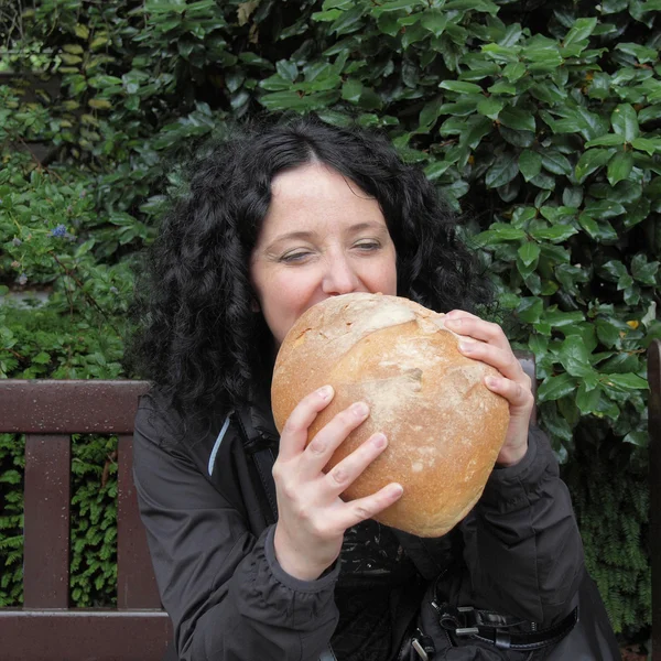 Tjej äter bröd — Stockfoto