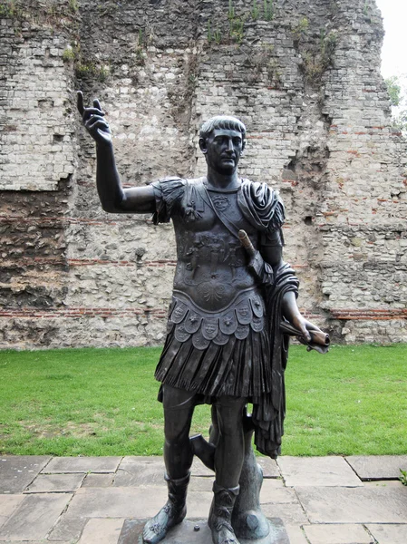 Kejsaren Trajanus staty — Stockfoto